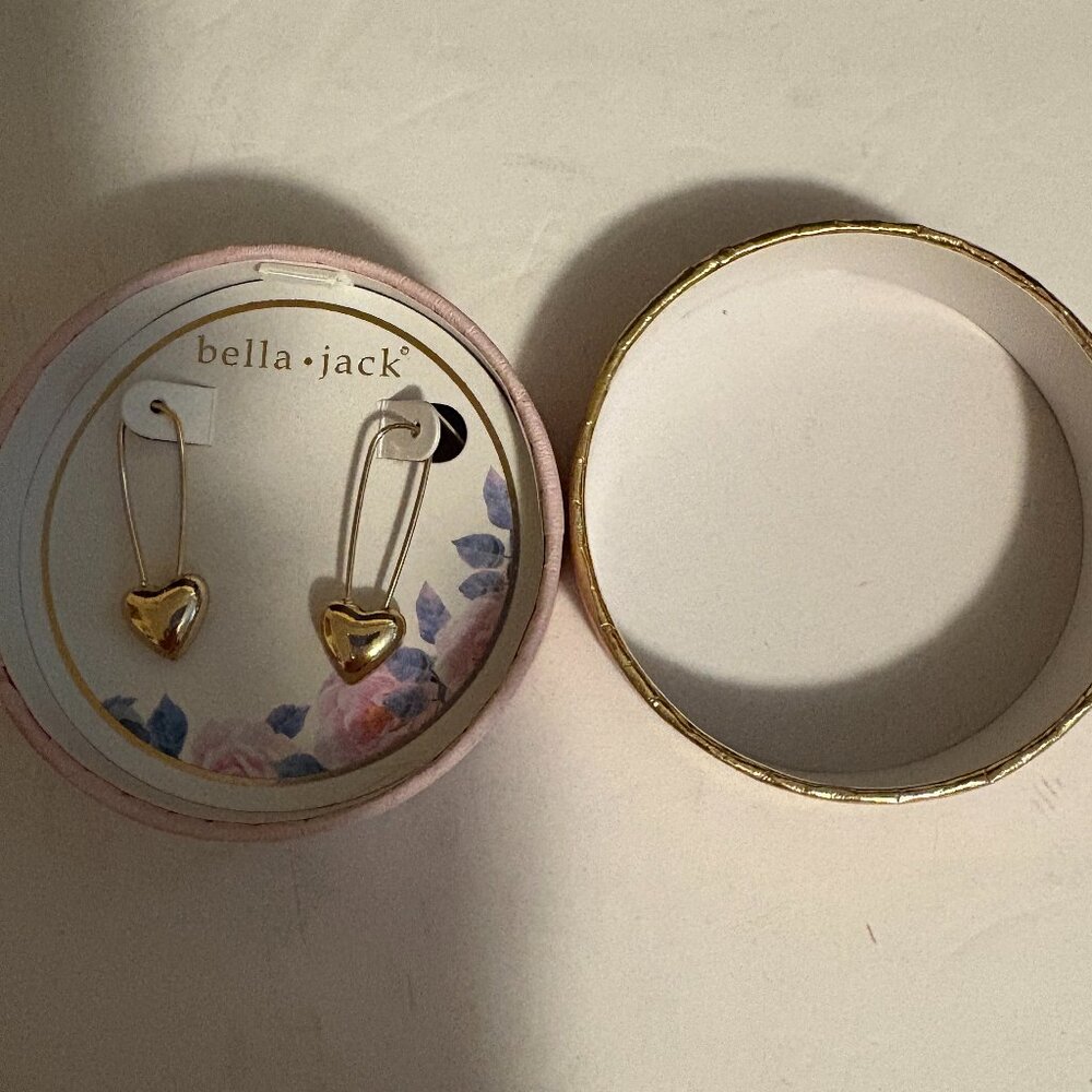 Bella & Jack Golden Tone Earings. NWOT